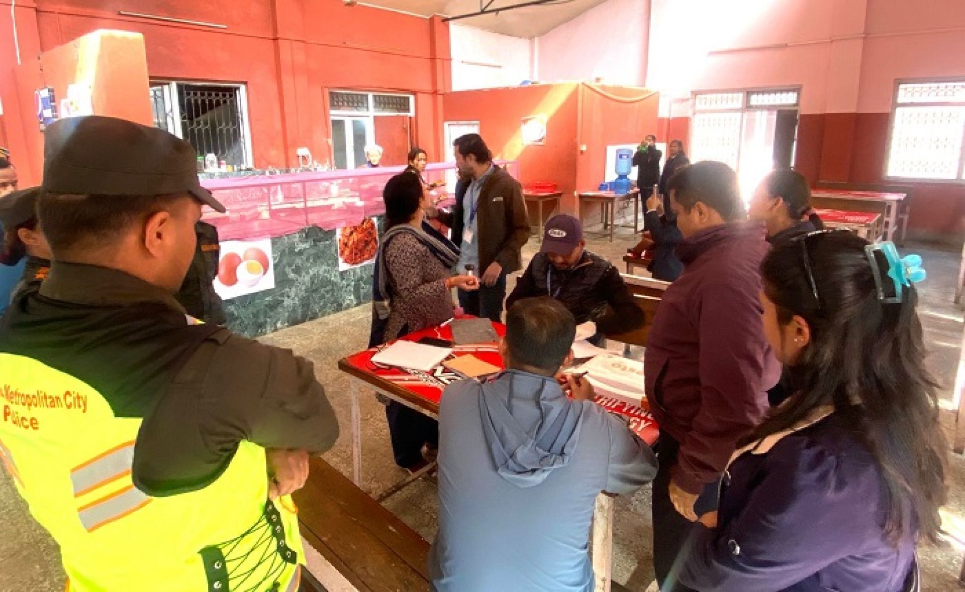 पद्मकन्या कलेजको क्यान्टिनमा महानगरको छापा, म्याद गुज्रिएको सातसय ग्राम चाउमिन नष्ट